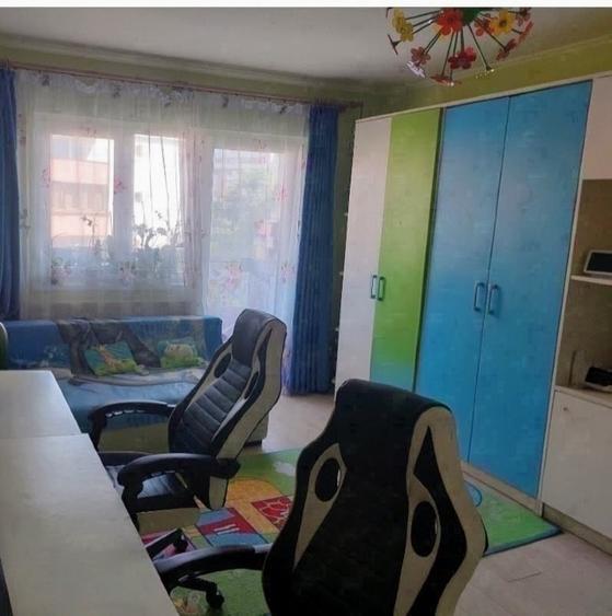 Persoană fizică vând apartament 4 camere în Plopilor