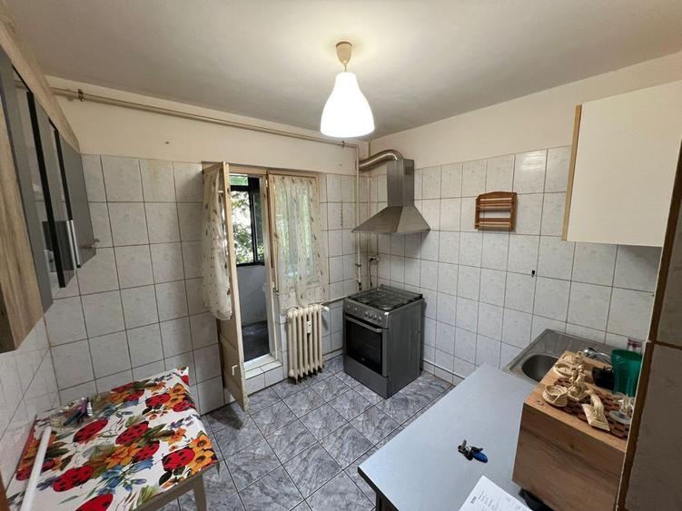 Apartament 3 camere Decomandat, etaj 1/4 | Zona Apusului-An1981