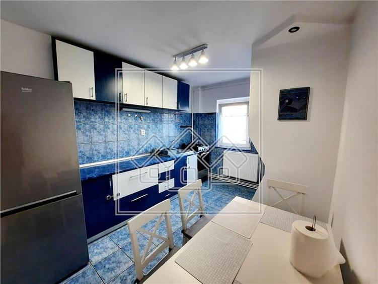 Apartament cu 3 camere, 2 bai, balcon, zona Strand