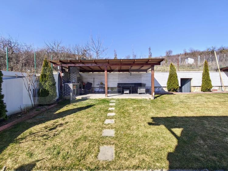 Casă de vânzare cu priveliste superba – proprietate ideală pentru două familii