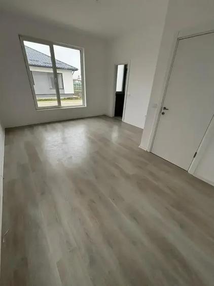 Casa De Vanzare 4 Camere | Finalizata | Curte Parcarea | Bariera