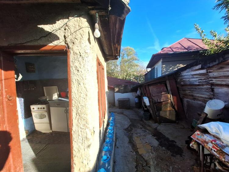 Teren zona Petricani / 122 mp / casa demolabila / D: 11.08 m