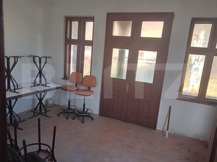 Spatiu Comercial cu apartament de 2 camere la etaj 300mp, Bezdead.