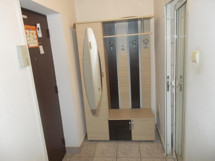 Ofer garsoniera mare,40 m2 decomandata, zona buna (proprietar) 360 euro.