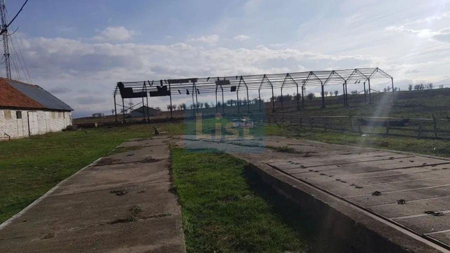 Ferma langa Oravita 5600 mp construiti si teren 24281 intravilan