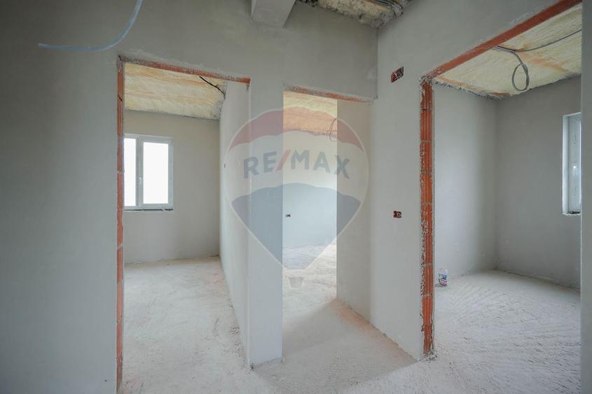 De vânzare casă semifinisată cu 3 camere, 455 mp teren, în Cihei