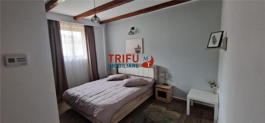 Casă tip pensiune de vânzare cu 6 camere și o casă adiacent&
