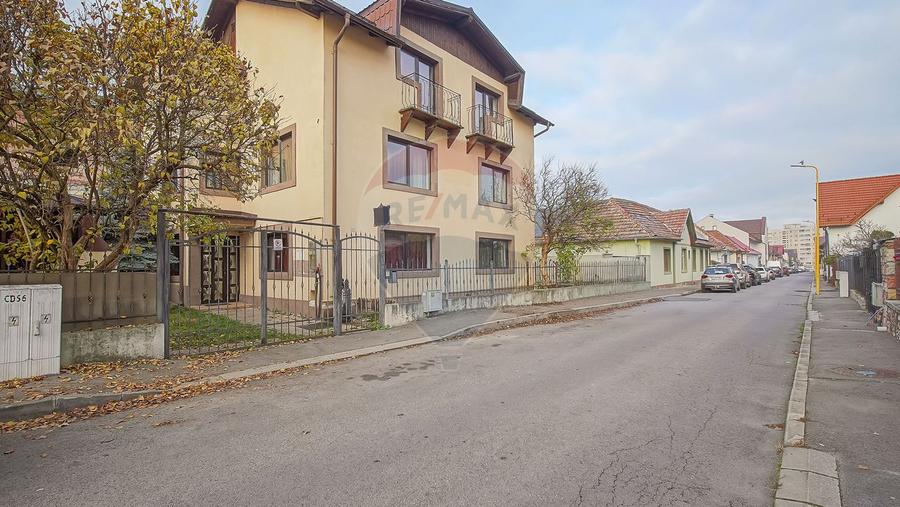 Casă / Vilă cu 12 camere de vânzare în zona Astra