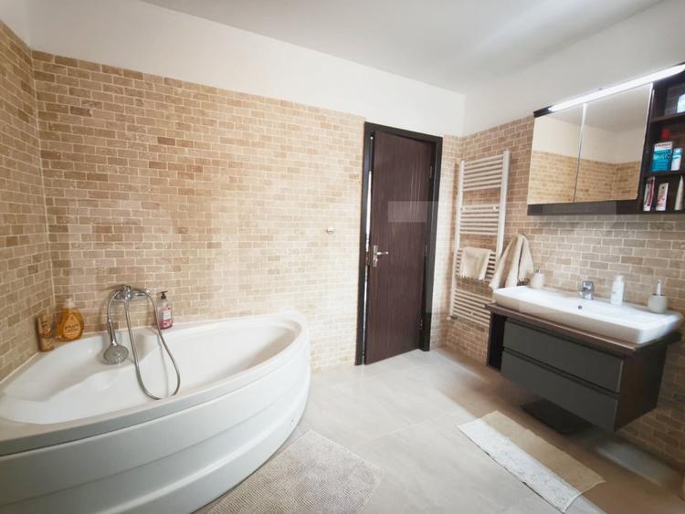 Apartament de 4 camere deco , 92 mp utili , terasa de 107 mp , zona Intre Lacuri