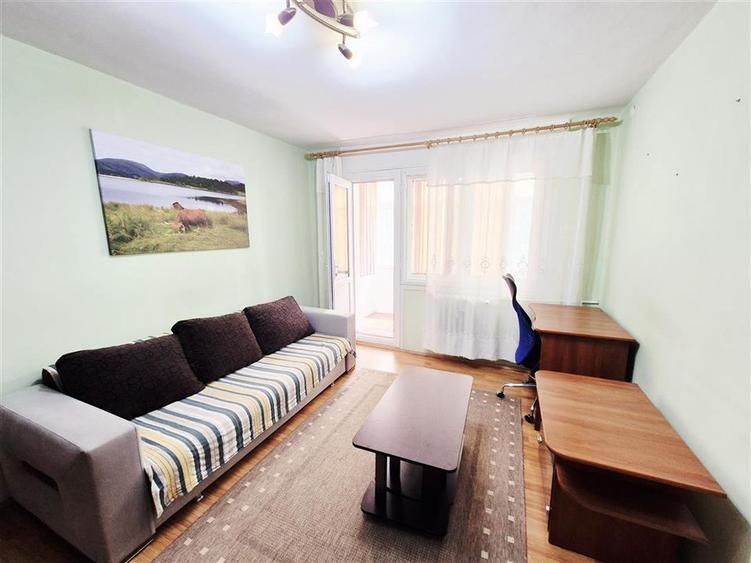 Apartament cu 3 camere zona Podu Ros