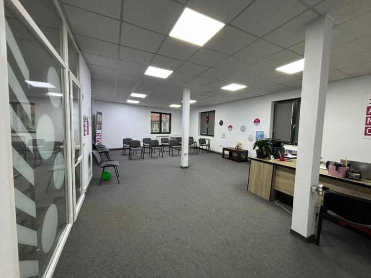 Spațiu de birouri central – 3 încăperi (open space 60 mp) + parcare