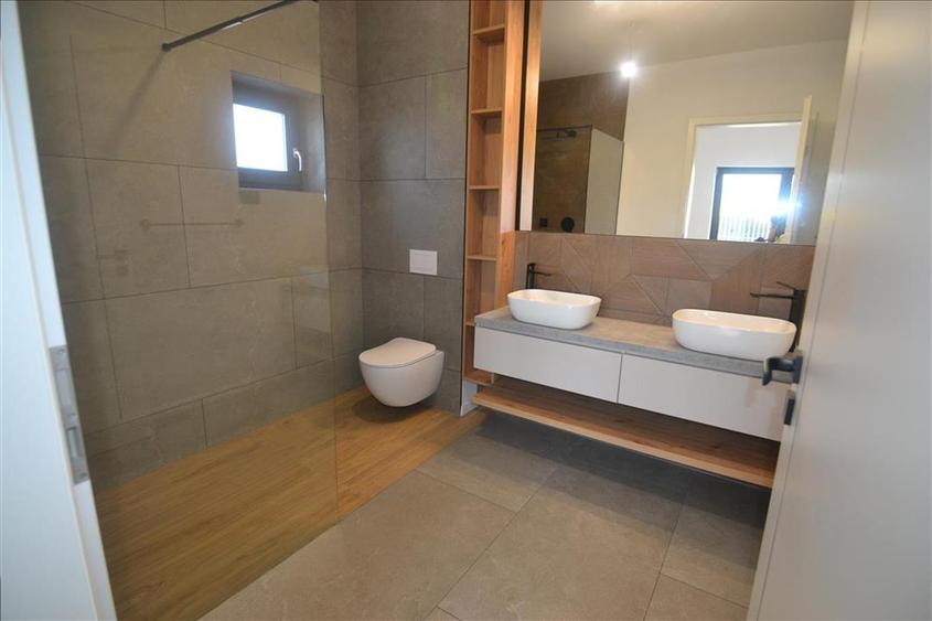 Vanzare casa individuala 3 camere ,2 bai ,Cartier Izvor -Tarlungeni