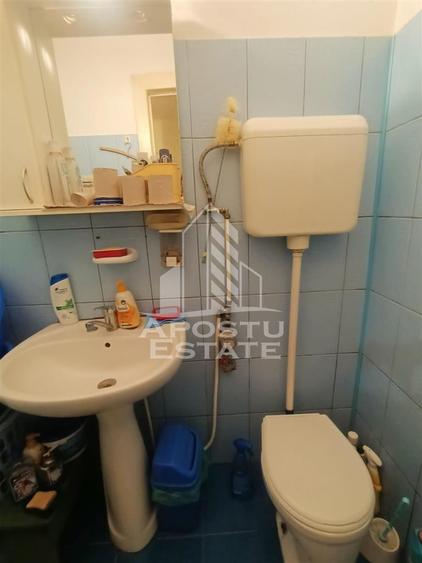 Apartament cu 2 camere, decomandate, centrala proprie in Piata Unirii.