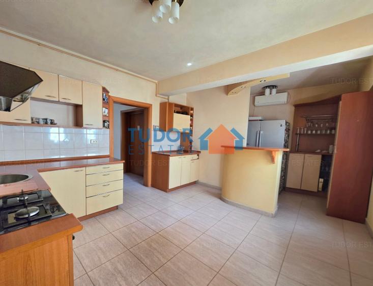 Vilă elegantă cu 5 dormitoare, grădină privată de 500 mp, terasă și garaj