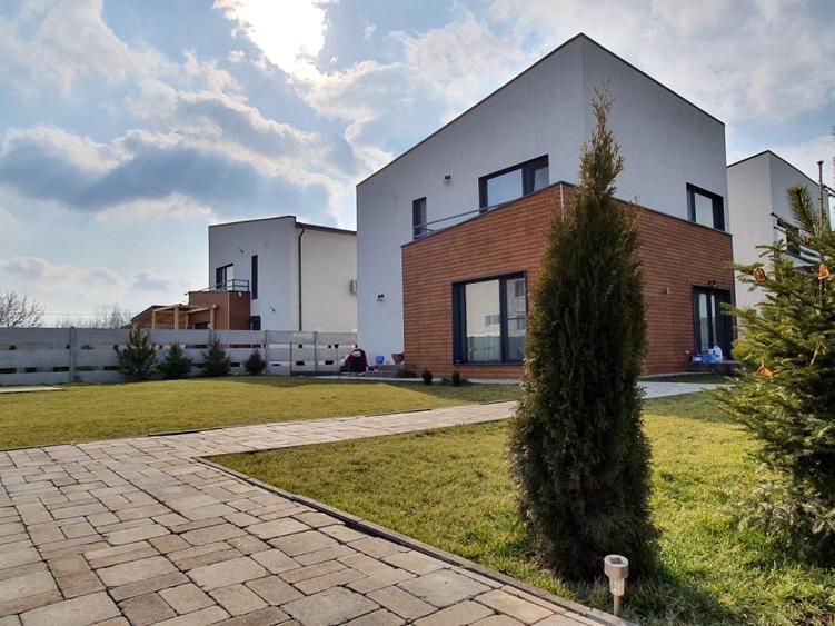 Proprietar - Single 4 camere, 330 mp curte compacta, living 40 mp