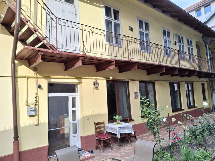 Vand  doua apartamente la casa in zona ultracentrala (Pietonalul Bistrita)
