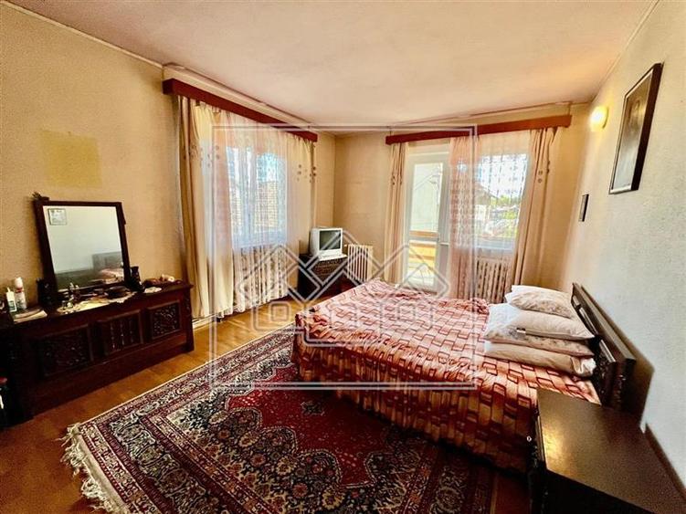 Casa de vanzare in Cisnadie - 6 camere, garaj - teren 250 mp