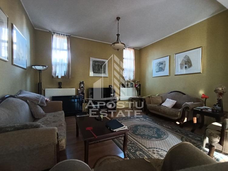 Casa Individuala impresionanta, curte bine amenajata, zona Semicentral