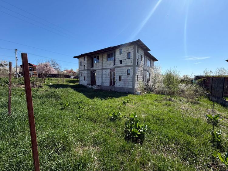 Vila individuala la roșu- teren 500 mp - vecinătate lac str Orhideelor