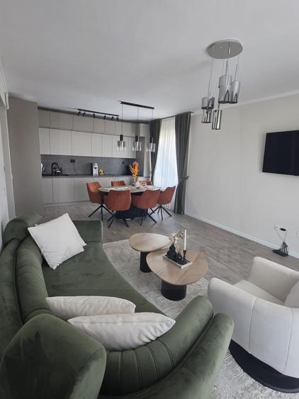 Apartament ultrafinisat 72 mp utili 3 camere 2 bai lift C. Surii Mici
