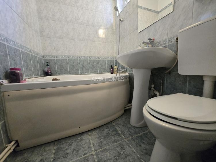 Apartament cu 3 camere  de vanzare - B dul 1 Mai - 5