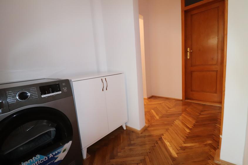 Apartament cu 3 camere si loc de parcare propriu.