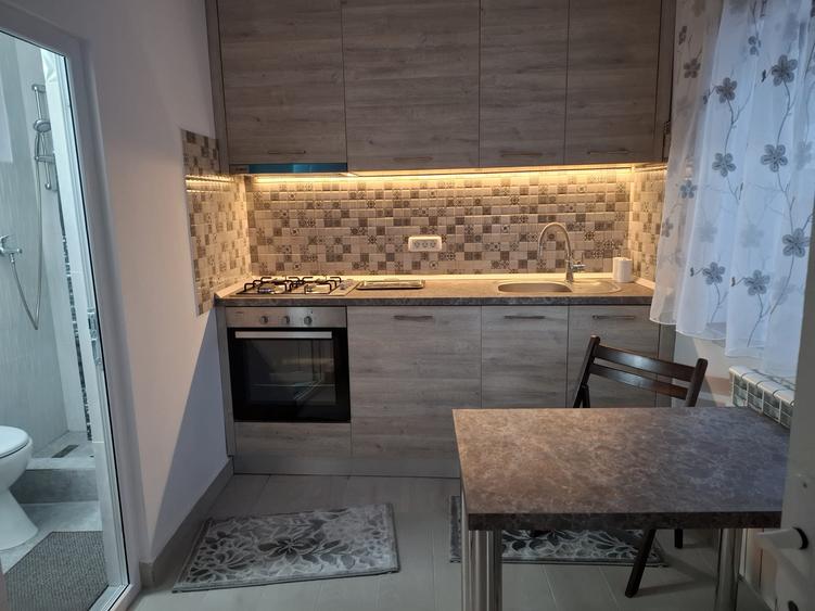 Garsoniera noua, moderna, gaz, intrare separata, curata, la curte, 280 euro