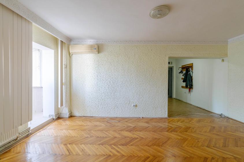 Apartament 3 camere transformat in 2 camere – Bd. Cosminului