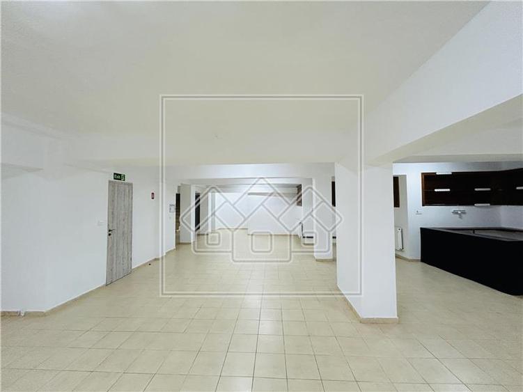 Spatiu comercial, 876 mp utili,  10 parcari, Piata Cluj