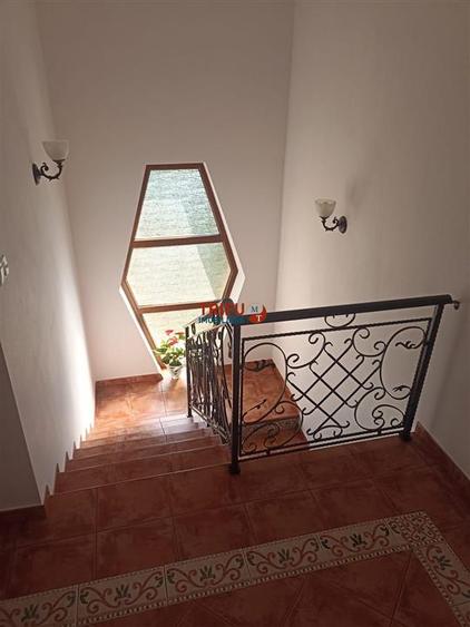 Casa de vanzare 5 camere 560 mp teren Cetate !