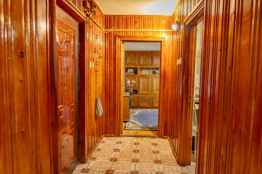 Tânăr, vrei ceva special? Onești, etaj 1, terasă cât o garsonieră.