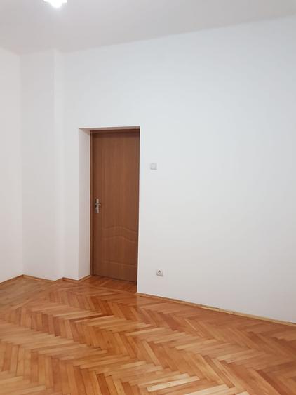 Casă individuală 3 cam/ Curte/ Domenii/ Renovat/ Nemobilat/ 3 Parcări