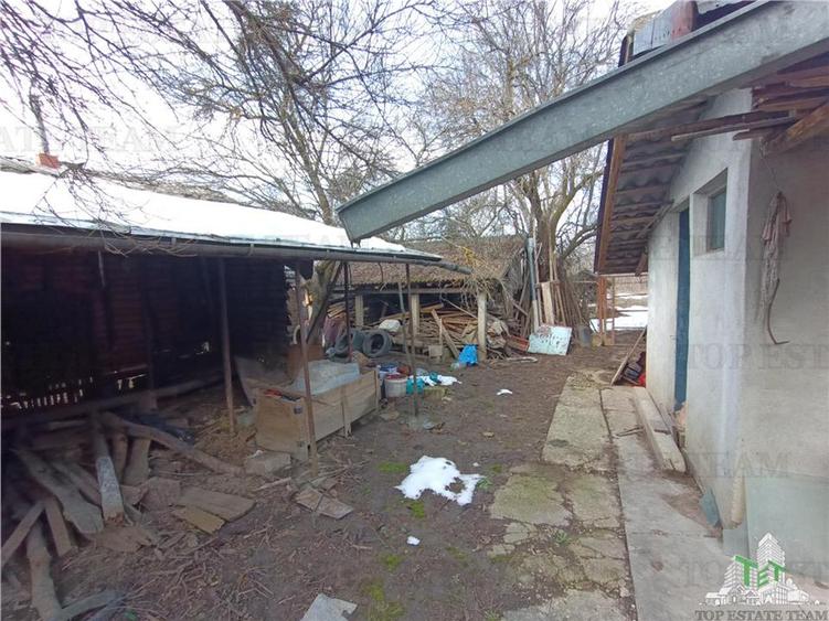 Casa taraneasca traditionala pe parter cu gradina si livada 1700mp in Gruiu, la