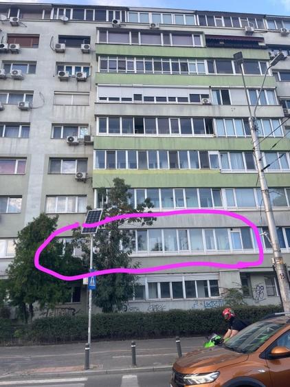 Vand trei camere langa Guvern -piata Victoriei