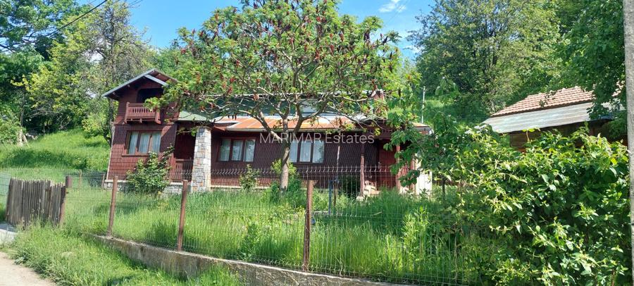 Casa gospodarului, bine întreținută, cu teren generos – Comarnic - 3