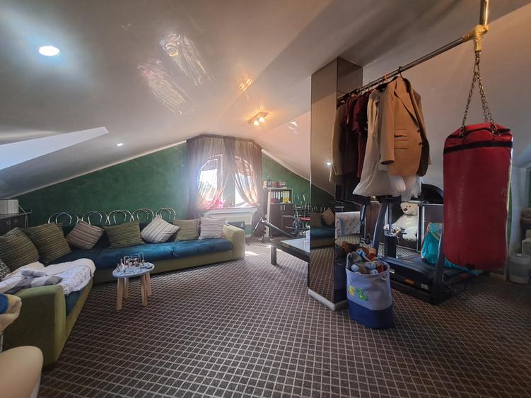 Casa individuala cu piscina. P+1+M. zona foarte buna