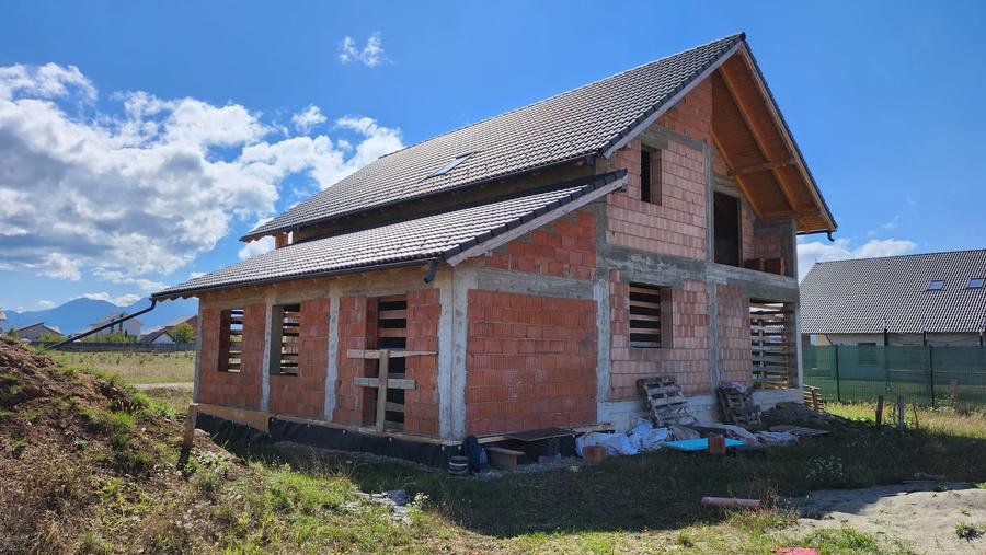 Casa la rosu Sînpetru - Livada