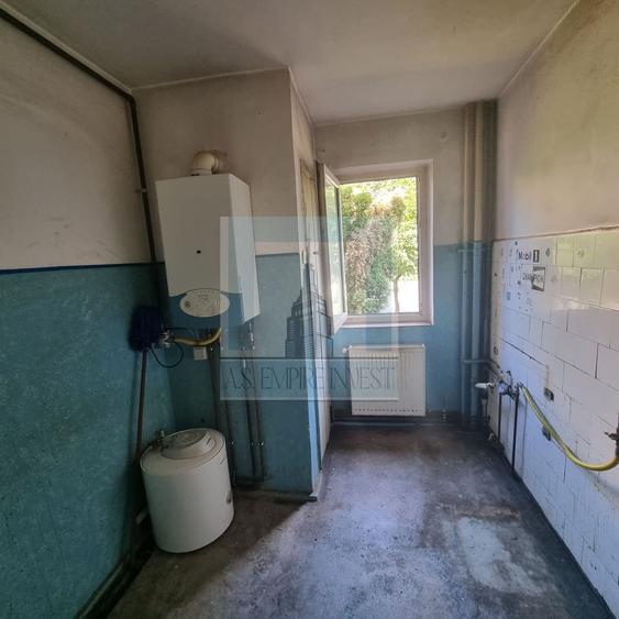 Apartament 3 camere semidecomandat ,etaj 1 - zona Vlahuta.