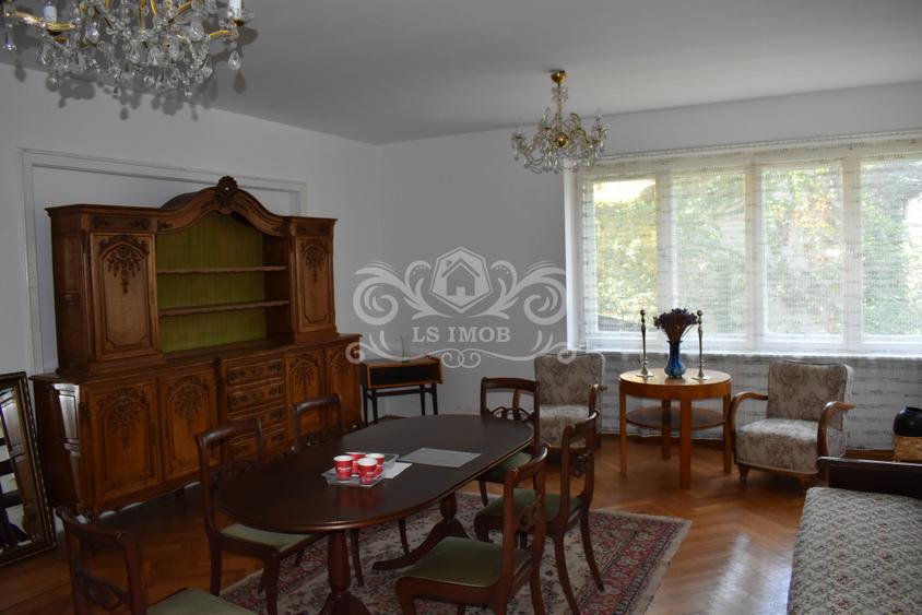 Vând vilă deosebită, cu 10 camere în Centrul Brașovului