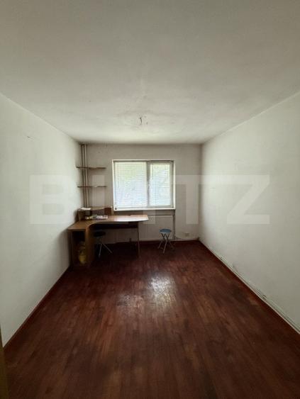 Apartament cu 3 camere, decomandat, zona George Enescu