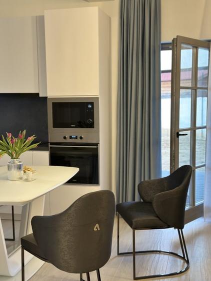 Margine de triplex : 5 camere, 3 bai,2 dressinguri,bucatarie, balcon,terasa.