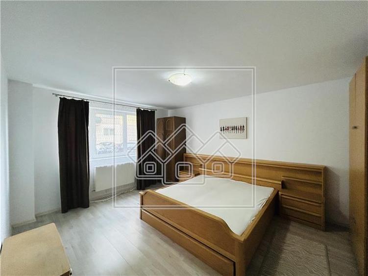 Apartament la cheie, 3 camere, balcon, zona Rahova