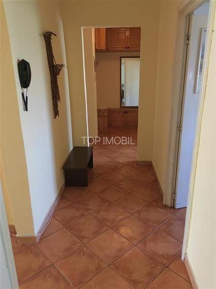 Etaj intermediar, 4 camere decomandat, bloc din 1980 zona Dacia - 5