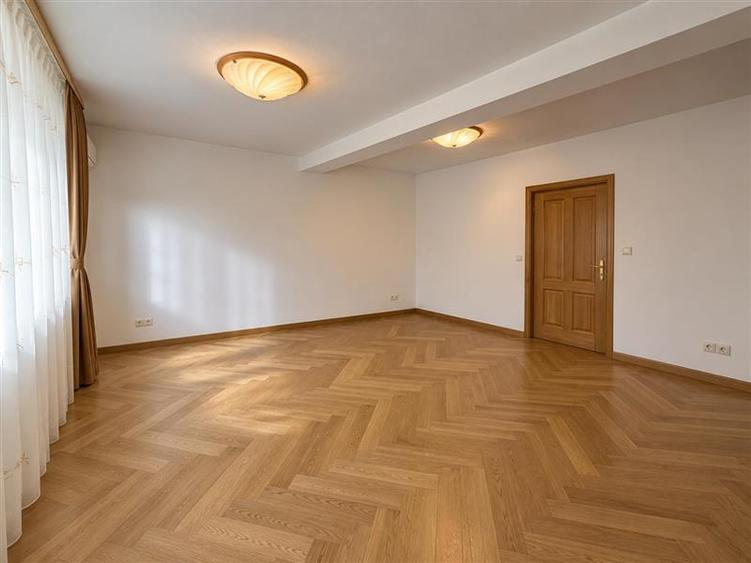 Vila versatila 7 camere + Garaj zona 1 Mai - Ion Mihalache | Ideala locuinta sau