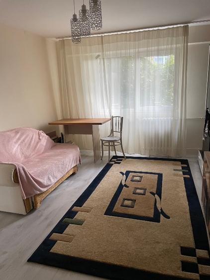 Proprietar, vand apartament cu 2 camere si balcon inchis. Pret usor negociabil