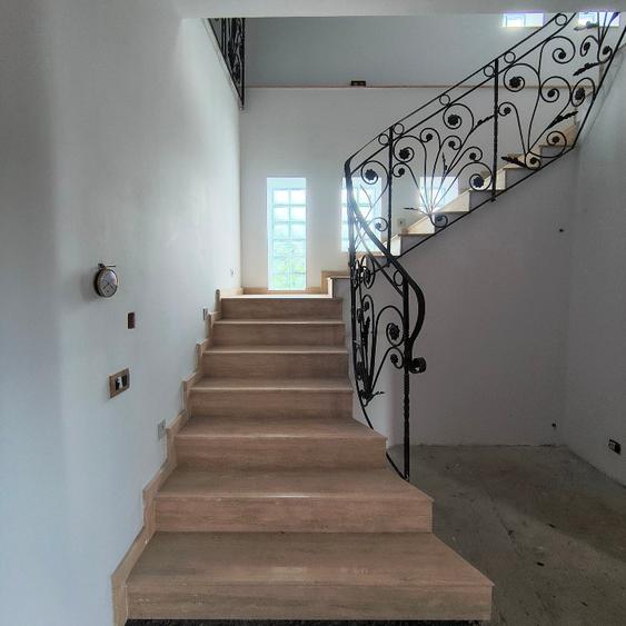 Casa in caramida  cu zidarie dubla pe toata circonferenta e planse in caramida