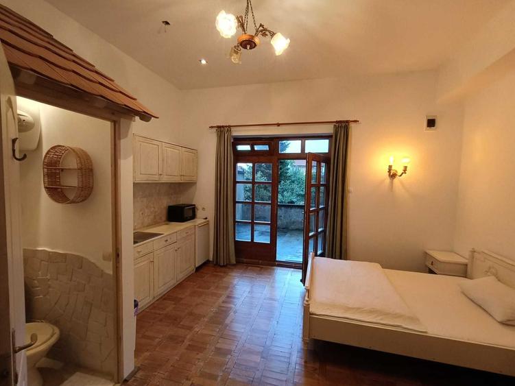 Garsoniera cu terasa proprie in vila interbelica | 20 mp + 16 mp terasa | Centru