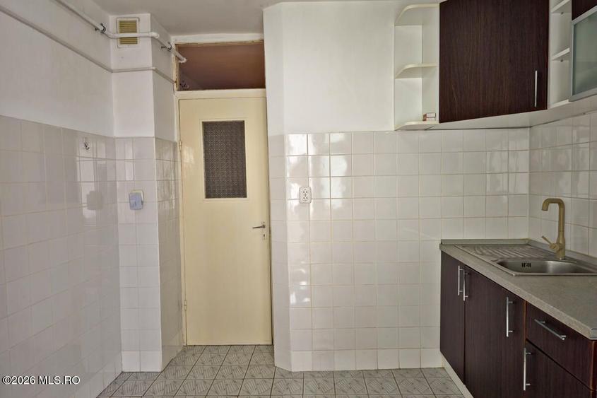 Soarelui - Scoala 30 - 3 Camere, Decomandat, 2 Bai, Etaj 2, Centrala