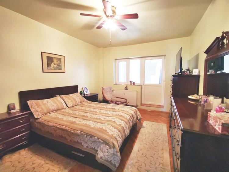 Vanzare 4 cam modern,complet renovat 100 mp, boxa si parcare ADP zona Parlament