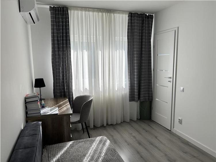 Vand garsoniera renovata recent,totul nou, etaj 1/4,mobilata,utilata, zona Camin